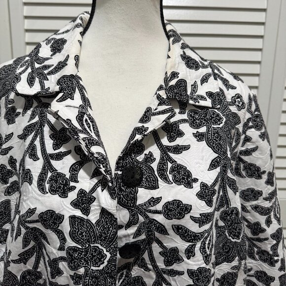Chico’s Black & White Floral Textured Jacket – Size 3P (16/18 Petite) - Picture 2 of 9